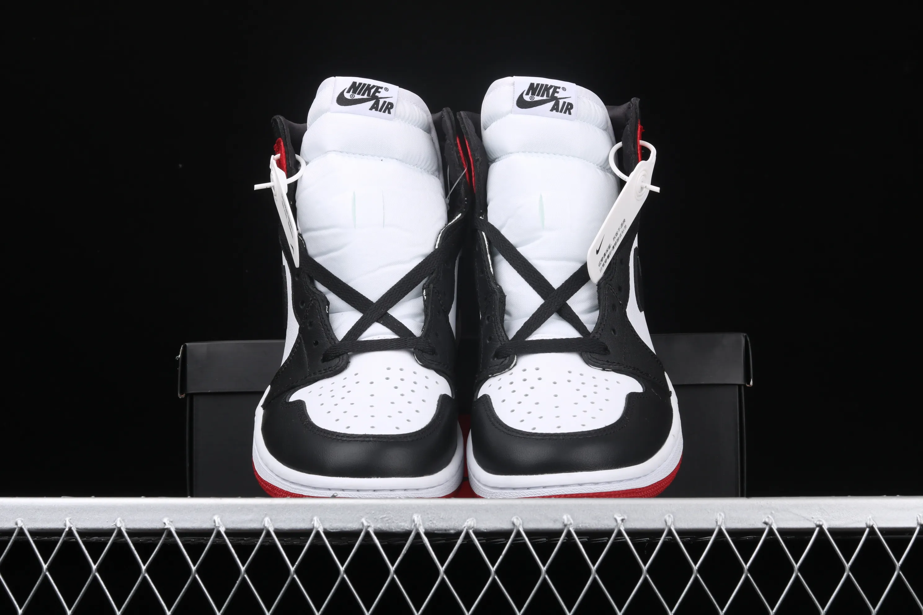 All categories Air Jordan Jordan series basketball shoes Air Jordan 1 High Different versions Air Jordan AJ1 Satin WMNS "Black Toe" AJ1 classic replica Joe 1 silk black toe CD0461-016